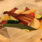 ラターシュ - 季節野菜と穴子の紙包み焼き、燻製風味 のアップ　(2013/03)