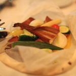 ラターシュ - 紙を開けると、季節野菜と穴子の紙包み焼き、燻製風味　(2013/03)