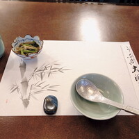 割烹 蒲焼 大沼 - 和風ランチョンマット、お料理を待つ間、”焙じ茶”をいただきます。