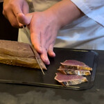 鮨駒 - 鰹の藁焼きを切る