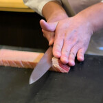 鮨駒 - 鮪を切る