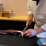 鮨駒 - 水蛸を切る