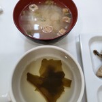 Hoteru Rafinato Sapporo - 味噌汁、ワカメスープ