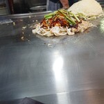 やまさ家 - ネギ、茎の部分も炒めて乗せてくれます
