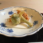 山玄茶 - お天麩羅は立派なコゴミちゃんと桜海老ちゃん。