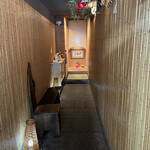 山玄茶 - 打ち水されたプロムナード。