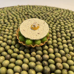 Installation Table ENSO L'asymetrie du calme - ミクロの世界に紛れ込んだような繊細さ。土台のタルトめちゃくちゃ薄い｡そしてめちゃくちゃ美味しい♡