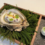Installation Table ENSO L'asymetrie du calme - ソースの美味しさが抜群で身も大きな牡蠣と牡蠣マカロン♡