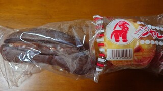 Bekari Soumaya - 左チョコケーキパン155円、右ジャムパン115円