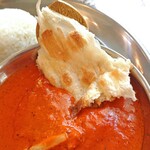 インド料理専門店 ニサン - キーマカレーをナンに付けて