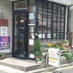 カレーの店 SPICE - 路面から外している玄関のデザイン。