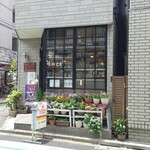 カレーの店 SPICE - 玄関前にお花があるお店は旨い！