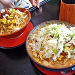 らーめん家 コトブキ - ゴマ野菜らーめん＋ゴマ濃い目（左）＆ ゴマ野菜らーめん（大盛）＋ゴマ濃い目＋ネギ増し