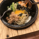 精肉問屋直営焼肉店 やきにくの蔵 - 甘めのビビンバ（ハーフ）。最初から玉子は潰れてた。ちょいと辛さが欲しかったのですよ、個人的に。