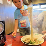 佐野ラ－メン たかの - 子供用器に取り分けてもらってる。