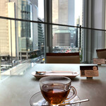 ショコラティエ パレ ド オール 大阪 - パフェを待ちながら、静かに街並みと雲の動きを眺めて。