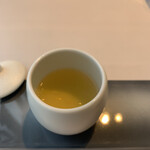 レミニセンス - 黄金！！
      シェフ自ら汲みに行く湧水で作る、名古屋コーチンのスープ。
      なんて見事に、透明感と深みとを両立させたものか。
      ずっと飲んでいられる美味しさ。