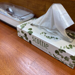 アジアカレーハウス - ナイフ、スプーンなどが剥き出しではなく入れ物に。