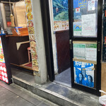 アジアカレーハウス - 右側も狭いがシェフがいるのでいいか微妙。