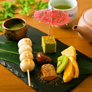 Japanese black tea brewed in a cute Tokoname-yaki teapot ☆ Chef's proud dango Sweets