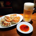 むつぎく - 餃子小(8個)480円 生ビール【小】(サッポロ)350円