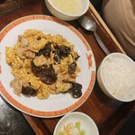 紅虎餃子房 - キクラゲと豚肉の卵炒め