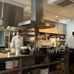 Installation Table ENSO L'asymetrie du calme - オープンキッチン