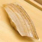 鮨おばな - 富津の鱚。地味を活かすため昆布では〆ない流儀