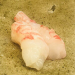 鮨おばな - ぶどう海老です。これは珍しい。羅臼のかご漁が夢いですが、これは三陸沖の底引きでつかまり銚子に水揚げされたとか。牡丹海老より更に甘い