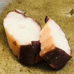 鮨おばな - 明石の真蛸の塩茹で。4.1kgの超大物です。新月の塩と山葵でいただきます。タウリンの旨味が爆発