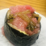 鮨おばな - 佐渡の本マグロの中落。薬味は山葵の茎漬けです