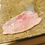 鮨おばな - 能登半島のアラの背中とお腹の切り身です。振り酢橘がかかっていました。一枚はまろやかな新月の塩、もう一枚は本山葵でいただきました