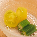 鮨おばな - 地元の野菜。イエローミミとオクラの生姜蜂蜜漬け