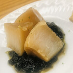 鮨おばな - 煮帆立と生海苔です。薬味は和芥子