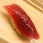 鮨おばな - 佐渡の定置網の赤身。夏らしく酸味が強い味わいでした