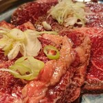 カウンター焼肉かるび - 手前上ハラミ、奥トウガラシ(腕の部位です)