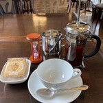 山手十番館 レストラン＆カフェ - 蒸らし時間が終了したら注ぎます