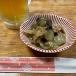 くさ笛 - お通しはナスと豚肉の炒め煮？みたいな