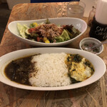 CAFE DE MOMO - ② ツナサラダ、Combi curry ビーフカレー + ほうれん草カレー Sサイズ 