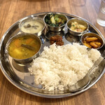 東インドオディシャ食堂 パツカリー - 東インドオディシャ州の菜食ターリー
            (エビのピックル追加)