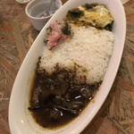 CAFE DE MOMO - ② Combi curry ビーフカレー + ほうれん草カレー Sサイズ 