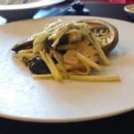 小菜一碟 - 鮑と黄ニラの藻塩炒め