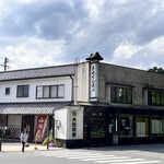 Taisha Senbei Shimosuwaten - 店外觀 右側的入口寬敞，深度較小的建築物是大社煎餅