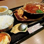 Dining EMZ - 煮込みハンバーグ 1250円(温玉添え+ライスおかわり1杯無料+スープ+漬物)