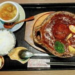 Dining EMZ - 煮込みハンバーグ 1250円(温玉添え+ライスおかわり1杯無料+スープ+漬物)