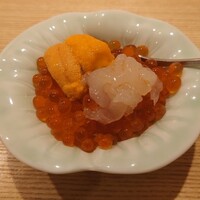 鮨かくの - 富山の白海老の昆布〆と北海道礼文島の馬糞雲丹と自家製の醤油漬けのイクラ