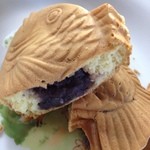 やきもの本舗 - しっとり感あり甘さ控えめな小豆とマッチして普通に美味い。