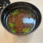 松寿司 - シンプルイズベスト。赤だしが優しく染み渡ります。