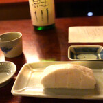 燗酒嘉肴 壺中 - ◎ 番頭おまかせの一品目　しっとりした生はんぺんを左の小皿の山葵オイルにつけて頂きます。　日本酒はこれもおまかせで鯉川の特別純米
