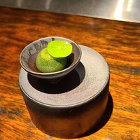 中土 - ①アルギリニン酸ナトリウムのカプセル自家栽培野菜のスムージー入れ、ナスタチューム添え
                    マイルドな青汁をプルンとしたカプセルで提供
                    味わいはともかく、見た目と食感を楽しむコンセプトかな